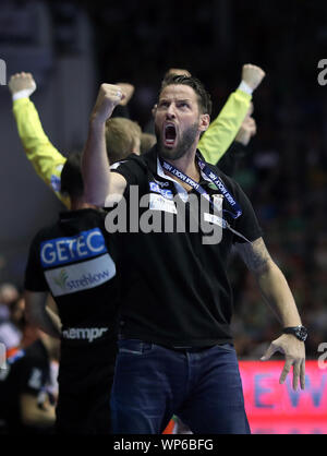 Magdeburg, Deutschland. 07 Sep, 2019. Handball: Bundesliga, SC Magdeburg - THW Kiel, 4. Spieltag. Magdeburg Trainer Bennet Wiegert cheers. Credit: Ronny Hartmann/dpa-Zentralbild/dpa/Alamy leben Nachrichten Stockfoto