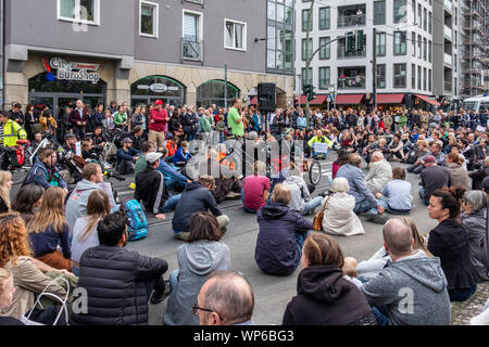 Deutschland, Berlin, Cnr. Invalidenstraße & Ackerstraße. 7. September 2019. Vigil für vier Personen bei Unfall als Porche SUV auf bürgersteig der Freitag Abend gepflügt getötet. Berliner versammelt, um die Toten zu trauern und Blumen und Kerzen auf den Ort des Unfalls. Es gab auch eine Aufforderung zur SUV-Fahrzeugen in der Stadt und für eine neue Höchstgeschwindigkeit begrenzt werden. Credit: Eden Breitz/Alamy Stockfoto