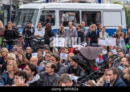 Deutschland, Berlin, Cnr. Invalidenstraße & Ackerstraße. 7. September 2019. Vigil für vier Personen bei Unfall als Porche SUV auf bürgersteig der Freitag Abend gepflügt getötet. Berliner versammelt, um die Toten zu trauern und Blumen und Kerzen auf den Ort des Unfalls. Es gab auch eine Aufforderung zur SUV-Fahrzeugen in der Stadt und für eine neue Höchstgeschwindigkeit begrenzt werden. Credit: Eden Breitz/Alamy Stockfoto