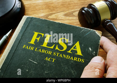 Mann hält FLSA Fair Labor Standards Act. Stockfoto