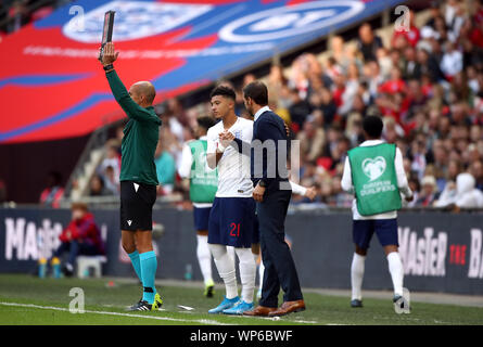 England Manager Gareth Southgate mit Jadon Sancho, als er ihn auf bringt während der Euro 2020 Qualifikation Gruppe ein Match im Wembley Stadion, London. Stockfoto