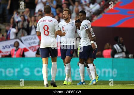 London, Großbritannien. 07 Sep, 2019. England feiern, nachdem Raheem Sterling (2. R) ihr drittes Ziel während der UEFA EURO 2020 Qualifikation Gruppe ein Match zwischen England und Bulgarien im Wembley Stadion am 7. September 2019 in London, England zählte. (Foto von Matt Bradshaw/phcimages.com) Credit: PHC Images/Alamy leben Nachrichten Stockfoto
