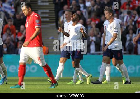 London, Großbritannien. 07 Sep, 2019. England feiern, nachdem Raheem Sterling (3. R) ihr drittes Ziel während der UEFA EURO 2020 Qualifikation Gruppe ein Match zwischen England und Bulgarien im Wembley Stadion am 7. September 2019 in London, England zählte. (Foto von Matt Bradshaw/phcimages.com) Credit: PHC Images/Alamy leben Nachrichten Stockfoto