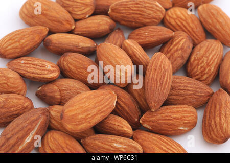 Haufen von geschälten Mandeln Nüsse closeup auf weißem Hintergrund Stockfoto