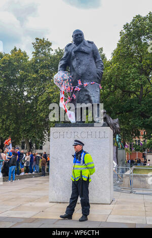 London, Großbritannien. 7. September 2019. Pro Brexit Demonstranten im Parlament Platz Union Jack versammelt Bunting um die Statue von Sir Winston Churchill Credit: Amer ghazzal/Alamy leben Nachrichten Stockfoto