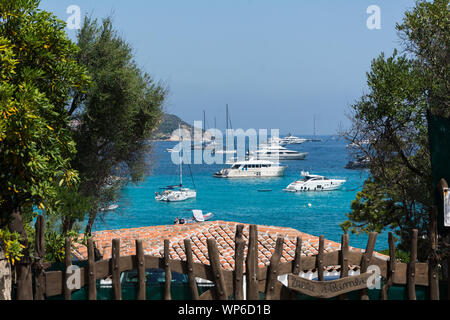 Porto Cervo, Sardinien, 13. August 2019: Panoramablick auf kleine pevero Strand mit Yacht Stockfoto