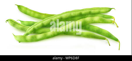 Isolierte Stangenbohnen. Kleiner Haufen von rohen grünen Hülsen der weisse auf weißem Hintergrund, Ansicht von oben Stockfoto
