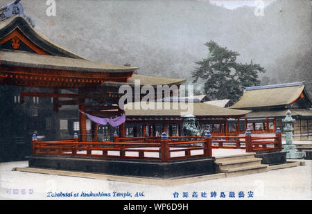 [1900s Japan - Itsukushima Schrein in Hiroshima] - Takabutai an Itsukushima Jinja, ein Shinto Schrein in Aki, Präfektur Hiroshima. 20. jahrhundert alte Ansichtskarte. Stockfoto