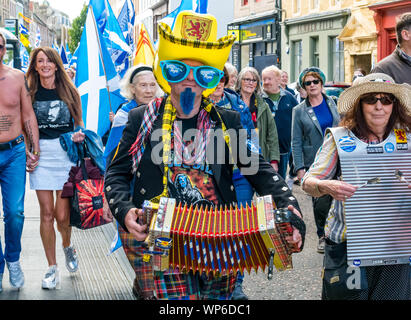 Perth, Schottland, Vereinigtes Königreich, 7. September 2019. Alle unter einem Banner Unabhängigkeit März: Unabhängigkeit unterstützer März durch Perth im 7. Alle unter einem Banner (auob) März dieses Jahres. Ein Mann im Kostüm spielt eine Akkordeon Stockfoto