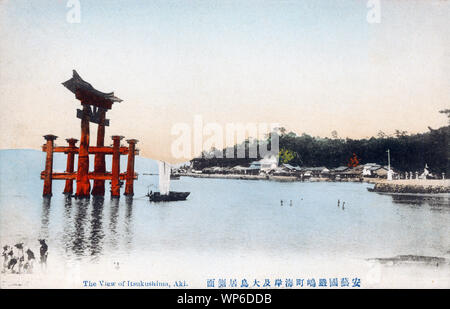 [1900s Japan - Heilige Torii-tor beim Itsukushima Schrein in Hiroshima] - Der heilige Torii-Tor beim Itsukushima Jinja, ein Shinto Schrein in Aki, Präfektur Hiroshima. 20. jahrhundert alte Ansichtskarte. Stockfoto