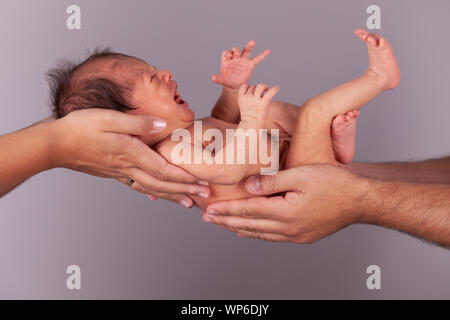 Neugeborenes Baby in ihren Armen Mama und Papa. Konzept der Liebe, Schutz von Kindern Stockfoto