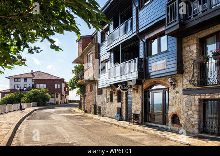 NESSEBAR, Bulgarien - Juni 26, 2019: Straße der alten Stadt mit Häusern mit traditioneller Architektur, Hotels und Pensionen im Schwarzen Meer Ne Stockfoto