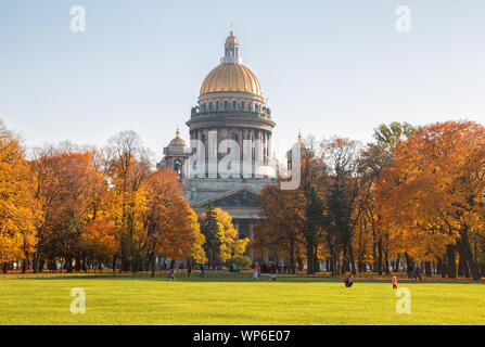 ST. PETERSBURG, Russland - Oktober 16, 2018: Blick auf die St. Isaacs Kathedrale und Herbst Alexander Garten an einem sonnigen Oktobertag. Stockfoto