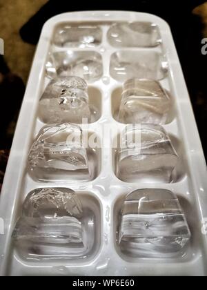 Eiswürfel CLOSEUP WEISS FACH EINFRIEREN WASSERTROPFEN Stockfoto