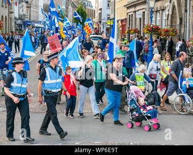 Perth, Schottland, Vereinigtes Königreich, 7. September 2019. Alle unter einem Banner Unabhängigkeit März: Unabhängigkeit unterstützer März durch Perth im 7. Alle unter einem Banner (auob) März dieses Jahres. Der März auf der High Street Stockfoto