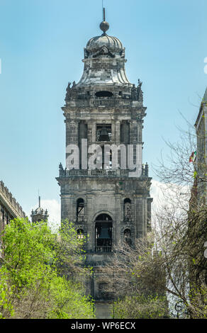 La Catedral Glockenturm aus gesehen 5 de Mayo Straße, Metropolitan Kathedrale Mariä Himmelfahrt der Maria von Mexiko Stadt. Stockfoto