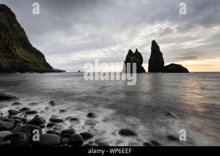 Sunrise Landschaft bei Rock Strukturen im Meer an der Baía de Alagoa auf das Märchen Insel Ilha das Flores, Azoren, Portugal Stockfoto