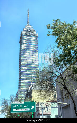 Mexiko City, Mexiko/2. MÄRZ 2019: Torre Latinoamericana Wolkenkratzer in Mexiko Stadt. Stockfoto