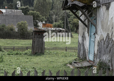 Ländlich Dorf in der Ukraine mit kleinen Holzhäuser. Stockfoto