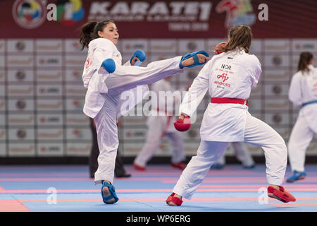 Tokio, Japan. 7. Sep 2019. Sachiko Paulina Ramos Akita von Mexiko (blau) kämpft gegen Andrine Hilton in Norwegen (rot) während der Elimination Runde weiblich Kumite's -68kg Kategorie Karate 1 Premier League Tokyo 2019. Das Karate 1 Premier League ist von September 6 bis 8 an der Nippon Budokan statt. Die appearanceÂ CarateÂ seine Premiere auf der Tokyo Olympischen Sommerspiele 2020 machen. Andrine Hilton gewann den Kampf. Credit: Rodrigo Reyes Marin/ZUMA Draht/Alamy leben Nachrichten Stockfoto