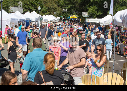 MATTHEWS, NC (USA) - 31. August 2019: Die Besucher des jährlichen 'Matthews Lebendig" Gemeinschaft festival Mob den Bereich, in dem sich Kunst und Kunsthandwerk verkauft werden. Stockfoto