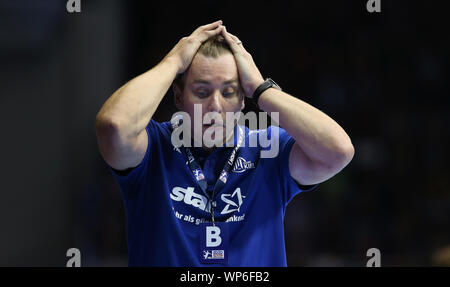 Magdeburg, Deutschland. 07 Sep, 2019. Handball: Bundesliga, SC Magdeburg - THW Kiel, 4. Spieltag. Die Kieler coach Filip Jicha reagiert auf den Verlauf des Spiels. Credit: Ronny Hartmann/dpa-Zentralbild/dpa/Alamy leben Nachrichten Stockfoto