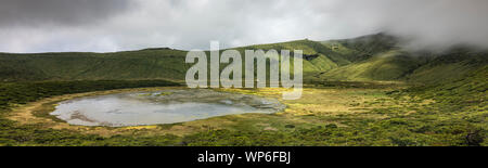 Landschaft Panorama bei Lagoa Branca caldera Crater Lake auf der Azoren Insel Ilha das Flores, Portugal Stockfoto