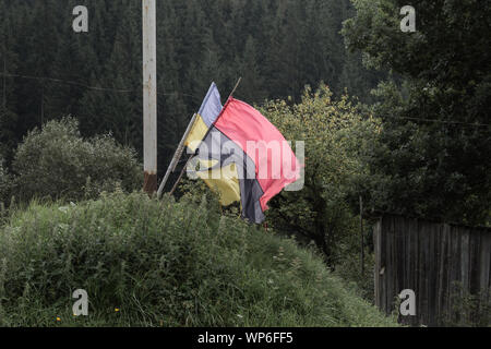 Ländlich Dorf in der Ukraine mit kleinen Holzhäuser. Stockfoto