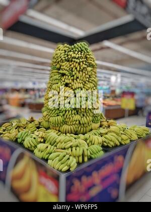 Banane STATUE lecker Banane mit unscharfen Hintergrund BAUER STORE GELB Stockfoto