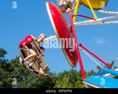 MATTHEWS, NC (USA) - 31. August 2019: eine Mutter und Tochter genießen Sie einen Carnival ride an der jährlichen 'Matthews Lebendig" Gemeinschaft Festival. Stockfoto