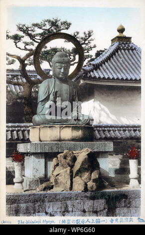 [1910s Japan - Großen Buddha in Kobe] - Der daibutsu (Großen Buddha) an Shinkoji (真光寺) Tempel in Kobe (derzeit Hyogo-ku), Hyogo Präfektur. Der Tempel war ein berühmter Ort der Anbetung und touristische Attraktion. Leider war es zerstört von US-Luftangriffe in 1945 (Showa 20). 20. jahrhundert alte Ansichtskarte. Stockfoto