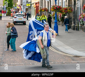 Perth, Schottland, Vereinigtes Königreich, 7. September 2019. Alle unter einem Banner Unabhängigkeit März: Unabhängigkeit unterstützer März durch Perth im 7. Alle unter einem Banner (auob) März dieses Jahres. Ein saltire Flagge Verkäufer (Flags 5 £) Stockfoto