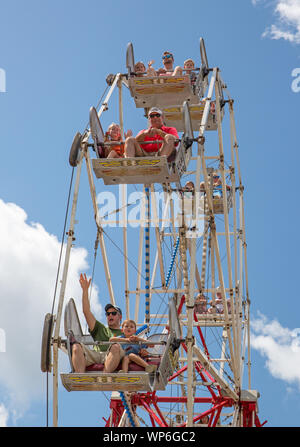 MATTHEWS, NC (USA) - September 2, 2019: Eltern und Kinder ein Riesenrad fahren bei der jährlichen 'Matthews Lebendig" Gemeinschaft Festival genießen. Stockfoto