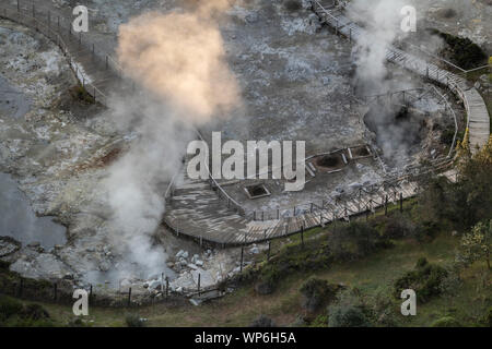 Luftbild bei Sonnenaufgang über das caldeiras da Lagoa das Furnas mit Rauch- und Sonnenlicht über die fumarolen und kochen Gruben für die lokale Cozido (Eintopf), Stockfoto