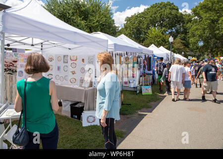 MATTHEWS, NC (USA) - September 2, 2019: Die Besucher des jährlichen 'Matthews Lebendig" Gemeinschaft festival Angebote im Bereich Kunst und Handwerk prüfen. Stockfoto