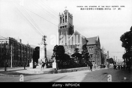 [1920s Japan - Kobe Eiko Kirche] - Das Kobe Eiko Kirche der Vereinigten Kirche Christi in Japan (日本基督教団 神戸栄光教会), in Yamate, Kobe, Hyogo Präfektur befindet. Die gotischen Gebäudes wurde 1922 (taisho 11) abgeschlossen. Die kobe Wahrzeichen wurde zerstört, von den großen Hanshin Erdbeben von 1995 (Heisei 7). Die wiederaufgebaute Kirche, entworfen von Nikken Sekkei (日建設計), war im Jahr 2004 (Heisei 16) abgeschlossen. 20. jahrhundert alte Ansichtskarte. Stockfoto