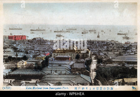 [1910s Japan - Blick auf die Stadt und den Hafen von Kobe] - Panoramablick von Kobe in Hyogo Präfektur von Suwayama Park gesehen. In der Rückseite Kobe Port gesehen werden kann. Es gibt viele Schiffe vor Anker. Das große Gebäude in der Mitte ist Hyogo Kencho, das Gebäude für die Präfekturregierung von Hyogo. 20. jahrhundert alte Ansichtskarte. Stockfoto