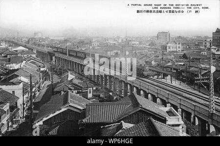 [1930er Jahre Japan - erhöhten Bahnstrecken in Kobe] - eine Dampflok zieht Pkw auf erhöhten Bahnstrecken in Kobe. Die Titel wurden erhöhte im Oktober 1931. Während des zweiten Weltkriegs die Fläche unter dem Titel als willkommener Unterschlupf für unzählige Menschen, die ihre Häuser verloren Bombenangriffen zu Brand gewartet. 20. jahrhundert alte Ansichtskarte. Stockfoto