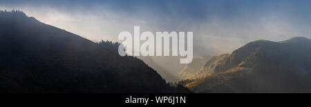 Fantastische Märchen Paradies Panorama Landschaft mit einem magischen Licht und Strahlen vom Miradouro Da Bela Vista entlang der Caldeira Velha und L gesehen Stockfoto