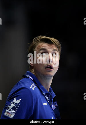 Magdeburg, Deutschland. 07 Sep, 2019. Handball: Bundesliga, SC Magdeburg - THW Kiel, 4. Spieltag. Der Coach Filip Jicha aus Kiel liegt am Rande des Feldes. Credit: Ronny Hartmann/dpa-Zentralbild/dpa/Alamy leben Nachrichten Stockfoto