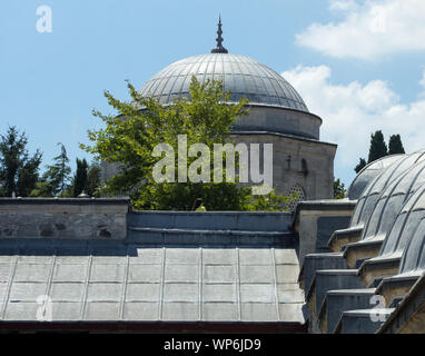 Eine Reihe von Kuppeln, die große Kuppel des Grabes des Süleyman der Prächtige an einem sonnigen Tag führen. Mit kopieren. Stockfoto