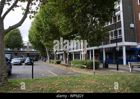 Albany Parade, eine 1950er Jahre Einkaufszentrum und Wohnungen in Brentford, West London, England, Großbritannien Stockfoto