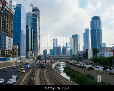 Israel Tel Aviv Skyline der Stadt im Sommer Stockfoto