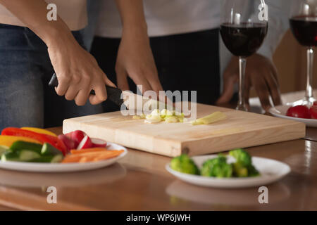 Nahaufnahme von Biracial paar Kochen zusammen Stockfoto