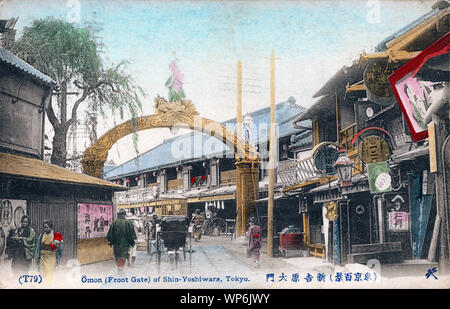 [1910s Japan - yoshiwara Red Light District in Tokio] - Blick auf den O-mon, das Eingangstor, in der Prostitution und Vergnügungsviertel Yoshiwara in Tokio. 20. jahrhundert alte Ansichtskarte. Stockfoto