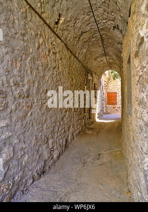 Schmale Gasse an der mittelalterlichen Burg Dorf von Mesta in Insel Chios, Griechenland. Stockfoto