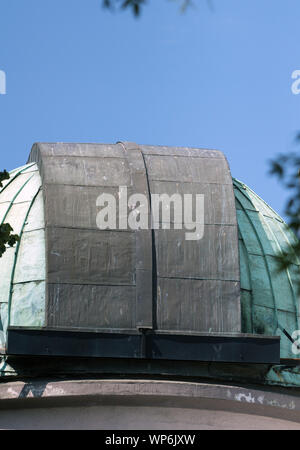 Nahaufnahme Vorderansicht des Geschlossener Schlitz Türen einer Struktur Kuppel der Sternwarte mit kopieren. Stockfoto