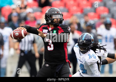 Ottawa, Kanada. 07 Sep, 2019. Ottawa Redblacks quarterback Jonathon Jennings (3) Sätzen während der CFL-Spiel zwischen den Toronto Argonauts und Ottawa Redblacks bei TD Place Stadion in Ottawa, Kanada, zu werfen. Daniel Lea/CSM/Alamy leben Nachrichten Stockfoto