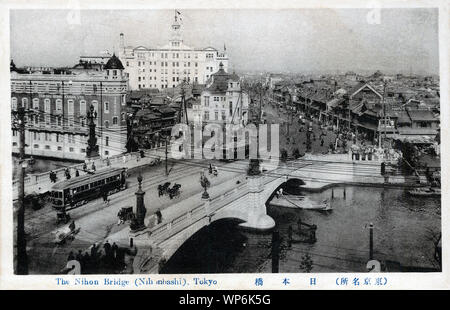 [1910s Japan - Nihonbashi Brücke in Tokio] - Straßenbahnen Nihonbashi Brücke in Tokio, von Yorinaka Tsumaki (妻木頼黄, 1859-1916) ausgelegt. Das Gebäude auf der linken Seite ist der Sitz der Teikoku Seima Co., Ltd. (noch heute aktiv als Teikoku Sen-I Co., Ltd.). 1913 (taisho 2) abgeschlossen, es wurde entwickelt von tatsuno Kingo (辰野金吾, 1854-1919) und gilt als ein repräsentatives Beispiel der Meiji Periode (1868-1912) Architektur zu sein. Das weiße Gebäude auf der Rückseite ist das Mitsukoshi Kaufhaus. 20. jahrhundert alte Ansichtskarte. Stockfoto