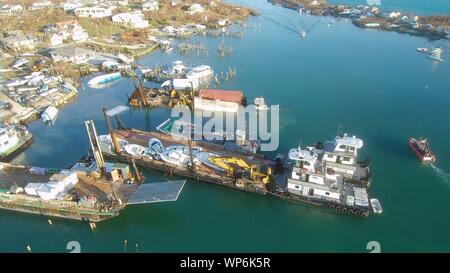 Man-O-War Cay, Abaco, Bahamas. 07. September 2019. Die U.S. Coast Guard Cutter Isaac Mayo führt eine port Bewertung in der Nachmahd des Hurrikans Dorian September 7, 2019 im Man-O-War Cay, Abaco, Bahamas. Dorian schlug die kleine Insel Nation als Kategorie 5 Sturm mit Windgeschwindigkeiten von 185 km/h. Stockfoto